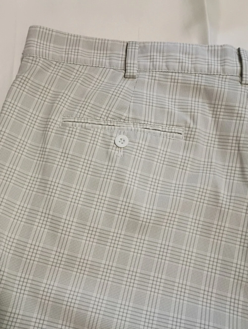 Nike Dri-Fit Golf Lt Gray Plaid Flat Front Bermuda Shorts Pockets Men's 42 NWOT